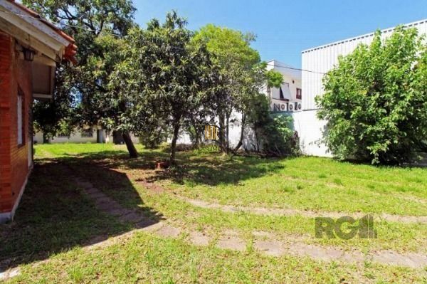 Casa em Porto Alegre, no bairro Ipanema, com 6 dormitório(s), à venda.