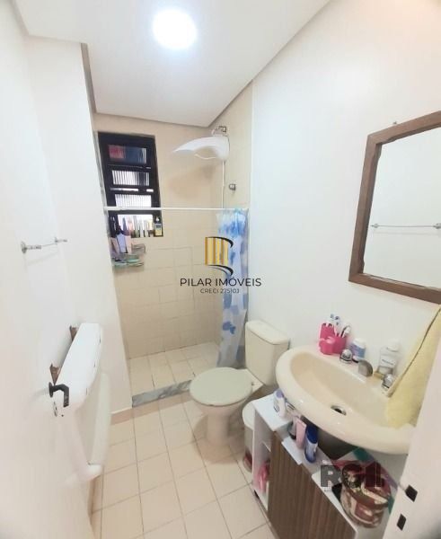 Apartamento em Porto Alegre, no bairro Glória, com 2 dormitório(s), e 2 banheiro