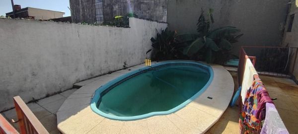 Casa em Porto Alegre, no bairro Guarujá, com 3 dormitório(s), e 3 banheiros, à v