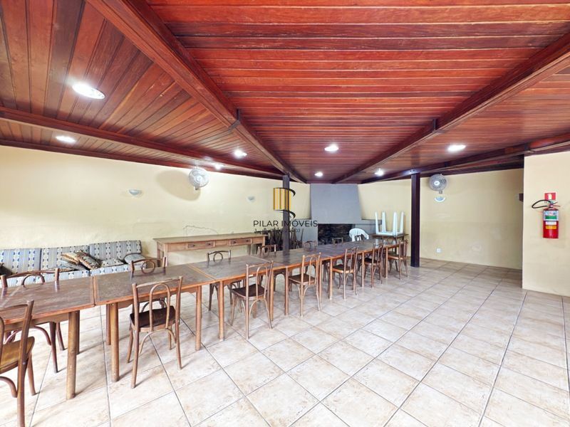 Linda Residência em Condomínio Fechado no Bairro Pedra Redonda.