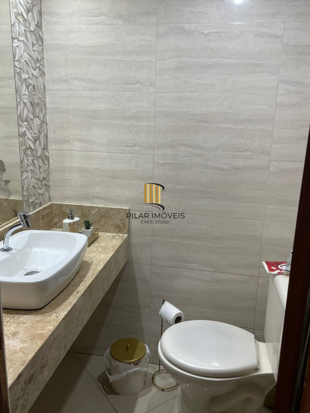 Lindo sobrado com 3 dormitórios á venda no bairro Hípica.