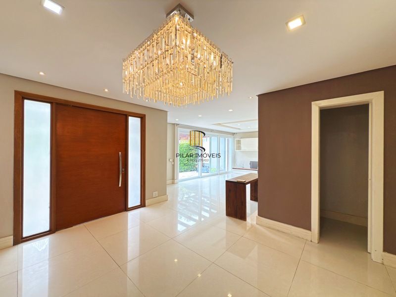 Linda Residência em Condomínio Fechado no Bairro Pedra Redonda.