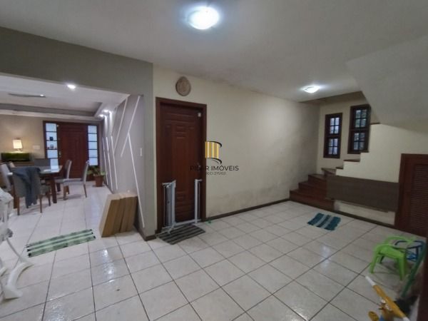 Casa em Porto Alegre, no bairro Vila Nova, com 4 dormitório(s), e 4 banheiros, à