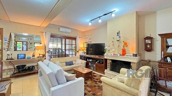 Casa em Porto Alegre, no bairro Ipanema, com 3 dormitório(s), e 3 banheiros, à v