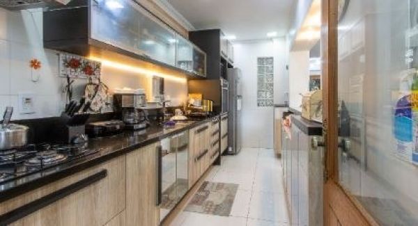 Casa em Porto Alegre, no bairro Ipanema, com 3 dormitório(s), e 3 banheiros, à v