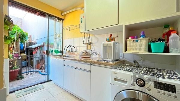 Casa em Porto Alegre, no bairro Ipanema, com 3 dormitório(s), e 3 banheiros, à v