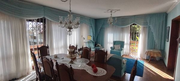 Casa em Porto Alegre, no bairro Jardim Isabel, com 5 dormitório(s), e 5 banheiro