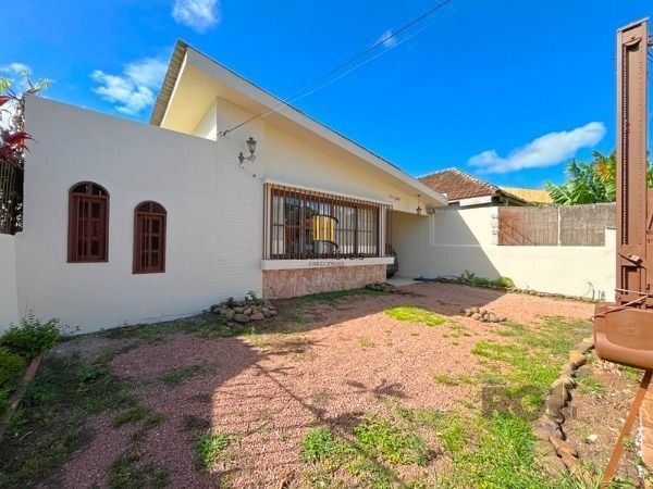 Casa em Porto Alegre, no bairro Ipanema, com 4 dormitório(s), e 4 banheiros, à v
