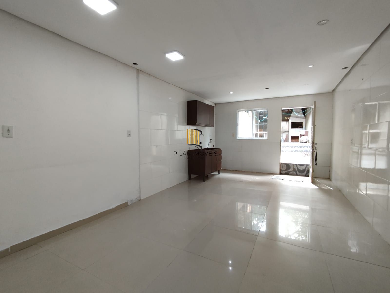 Casa 2 dorm, sala, cozinha, banheiro e área gourmet. Aceita carro no negócio. Nã