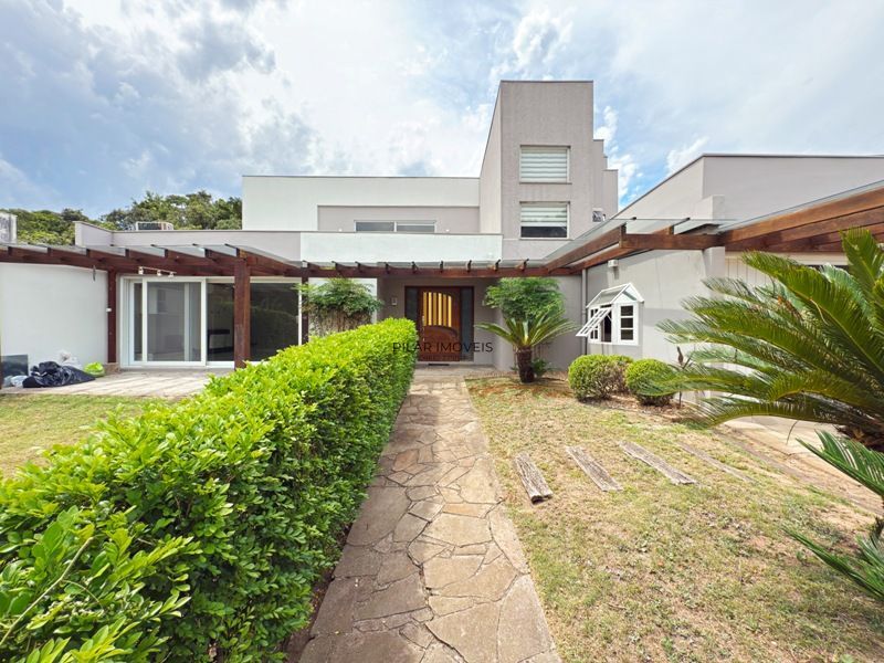 Linda Residência em Condomínio Fechado no Bairro Pedra Redonda.