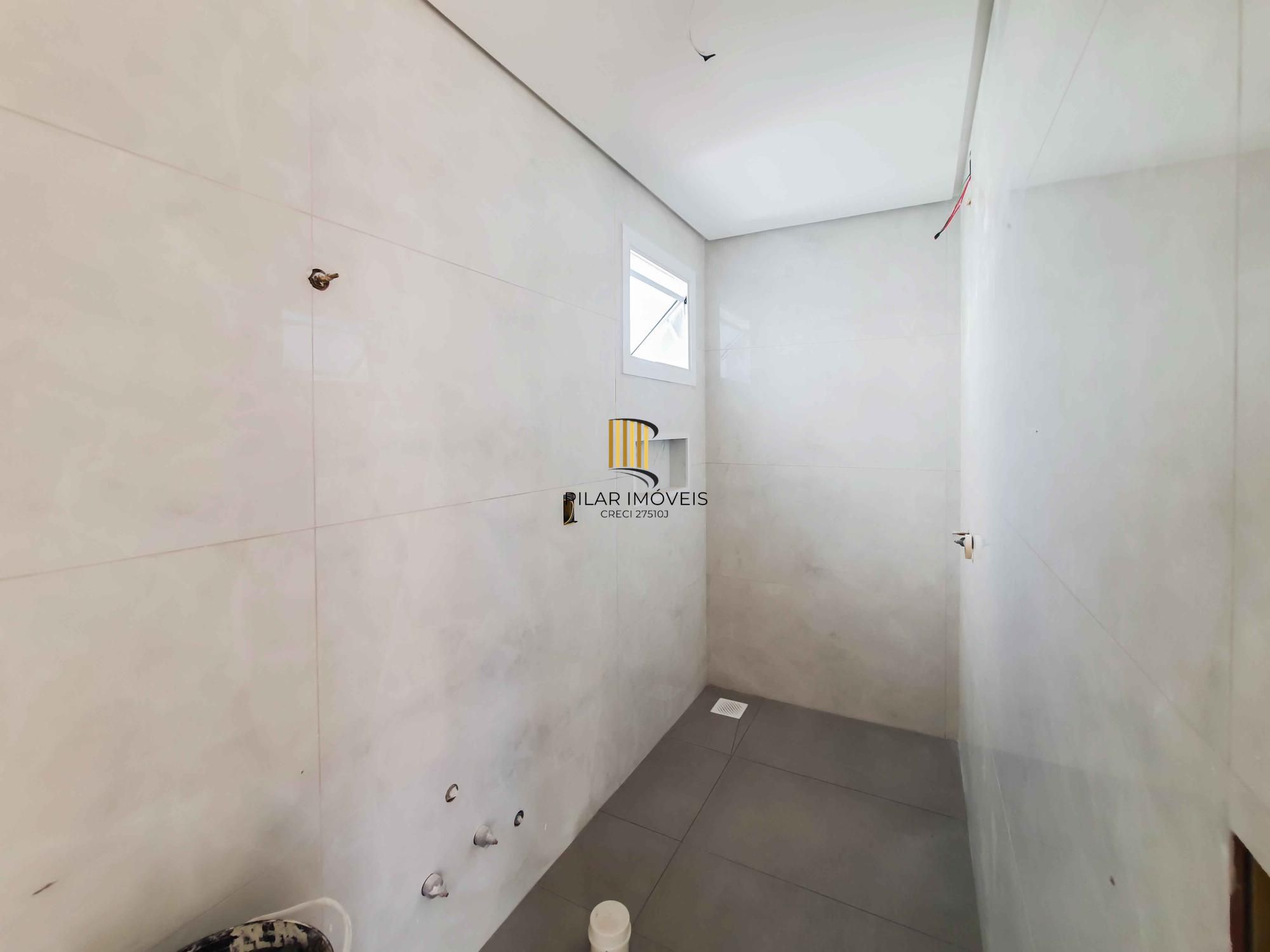 Casa em condomínio 4 D, sendo um dormitório no térreo, 168 m², garagem coberta