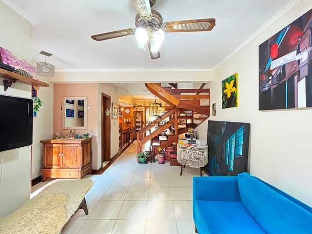 Ótima Residência com 3 dormitórios á venda no Bairro Ipanema.