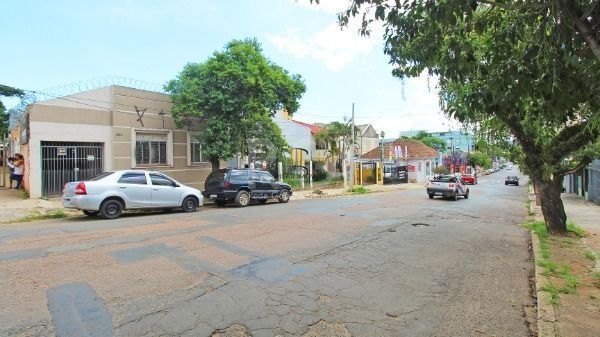 Casa bairro Medianeira, com 3 dormitórios, 2 banheiros, com piscina para venda.