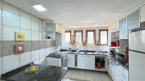 Casa em Porto Alegre, no bairro Ipanema, com 3 dormitório(s), à venda.