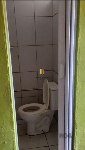 Casa em Porto Alegre, no bairro Vila Nova, com 3 dormitório(s), e 3 banheiros, à