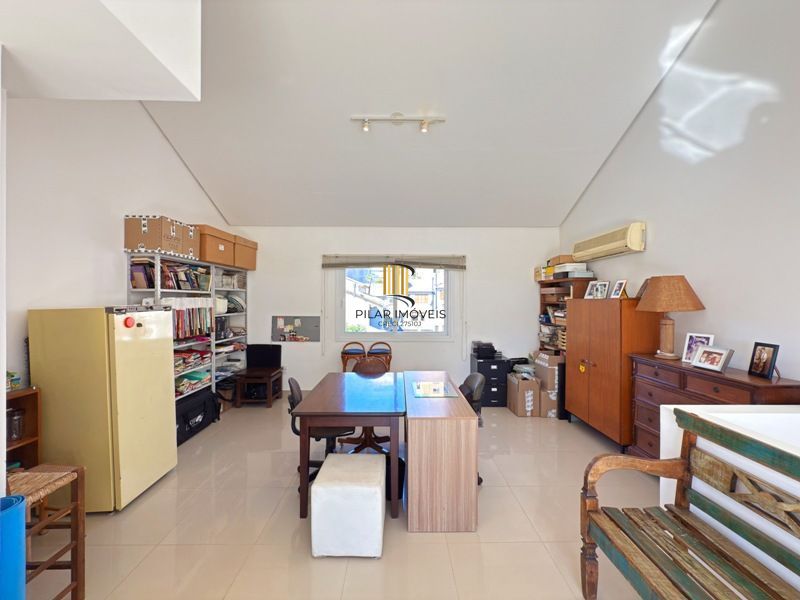 Linda Residência com 3 dormitórios e 1 suíte no Bairro Tristeza para venda.