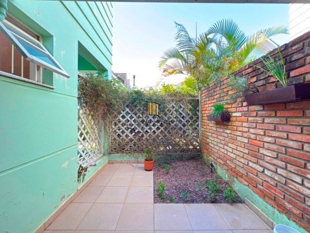 Casa em Condominio fechado com 4 dormitórios e 1 suíte.