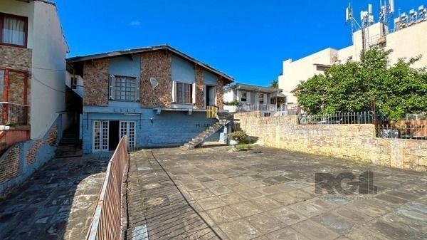 Casa em Porto Alegre, no bairro Tristeza, com 4 dormitório(s), à venda.