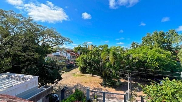 Casa em Porto Alegre, no bairro Ipanema, com 3 dormitório(s), e 3 banheiros, à v