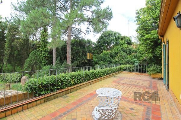 Casa em Porto Alegre, no bairro Pedra Redonda, com 7 dormitório(s), e 7 banheiro