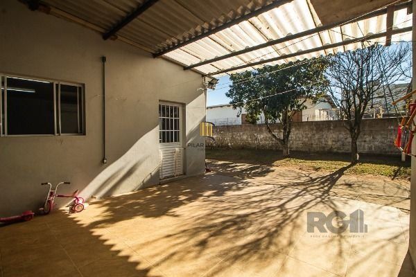 Casa em Porto Alegre, no bairro Vila Nova, com 6 dormitório(s), e 6 banheiros, à