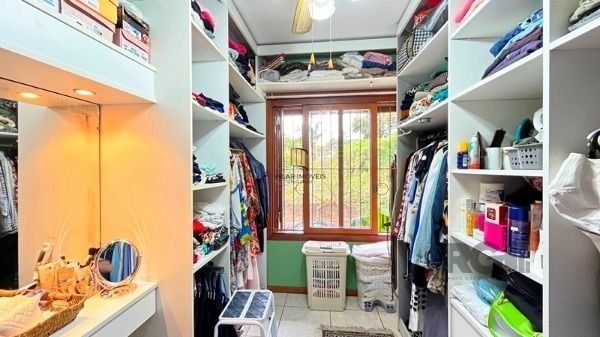 Casa em Porto Alegre, no bairro Guarujá, com 3 dormitório(s), e 3 banheiros, à v