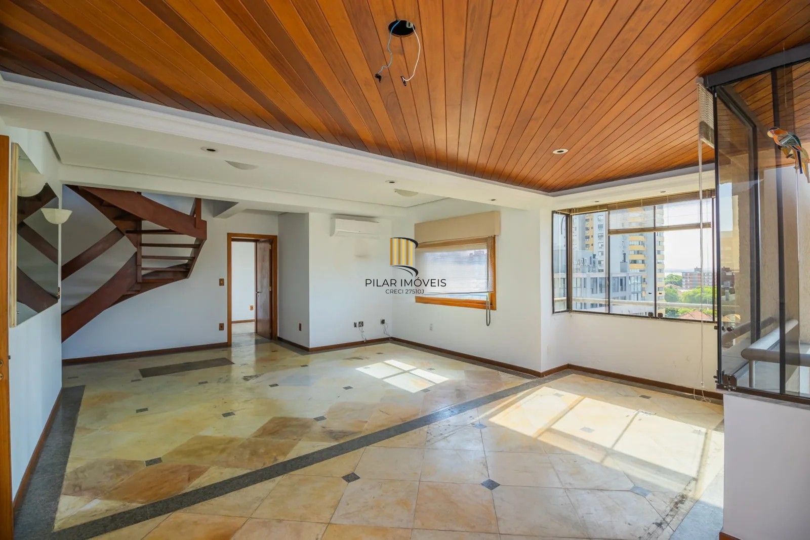 Belíssima cobertura duplex, com 262m2, com 3 dormitórios no coração do bairro Menino Deus.