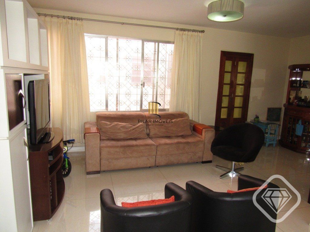 Ótima residência com 4 dormitórios, lareira e piscina no coração do bairro Tristeza.