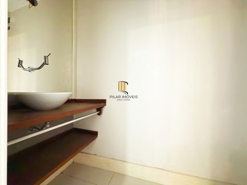 Linda Residência em Condomínio Fechado no Bairro Pedra Redonda.