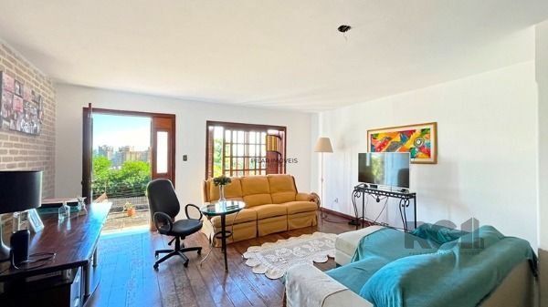 Casa em Porto Alegre, no bairro Tristeza, com 4 dormitório(s), à venda.