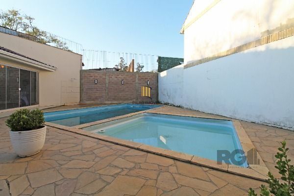Casa Condominio em Porto Alegre, no bairro Guarujá, com 3 dormitório(s), e 3 ban