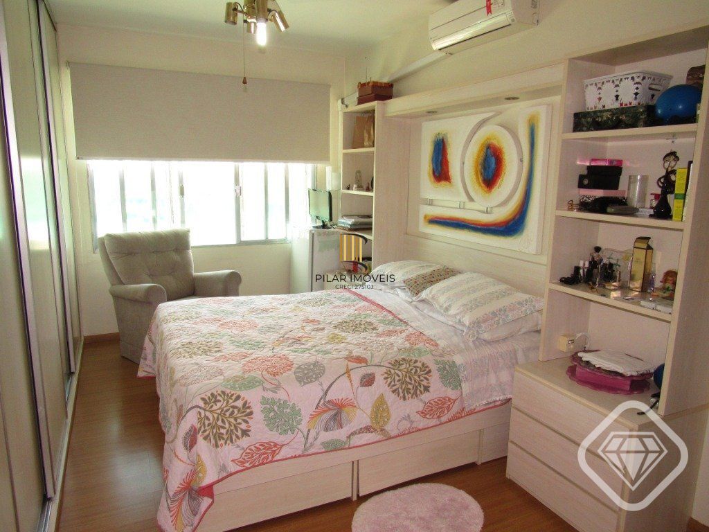 Ótima residência com 4 dormitórios, lareira e piscina no coração do bairro Tristeza.