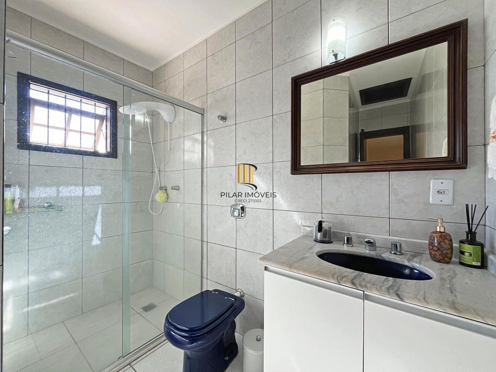 Ótima residência com 3 dormitórios, sendo 1 suíte, lareira e piscina.