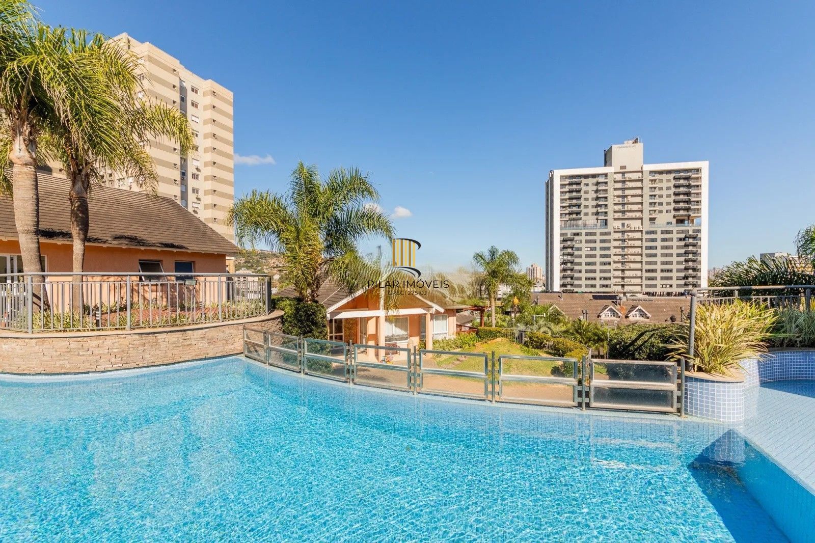 Belíssima casa em condomínio com 218,3m² com 4 dorm., 2 suítes e 2 vagas. Situada no charmoso Residencial Terra Mater.