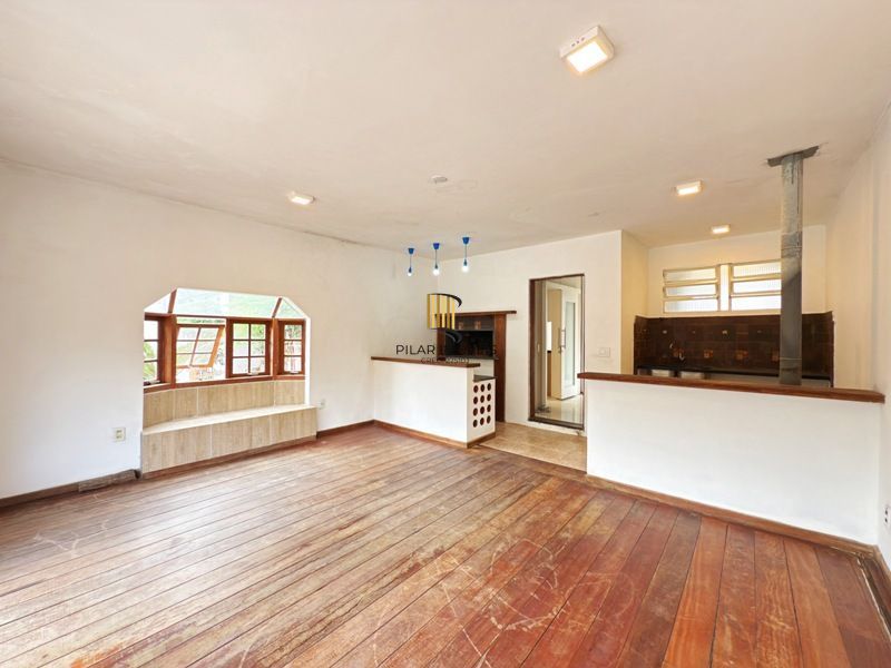 Linda Residência em Condomínio Fechado no Bairro Pedra Redonda.