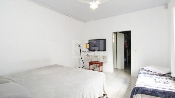 Casa bairro Medianeira, com 3 dormitórios, 2 banheiros, com piscina para venda.