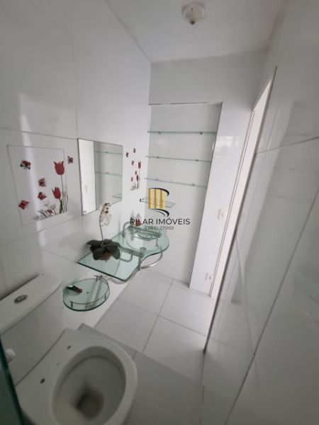 Sobrado em Porto Alegre, no bairro Vila Nova, com 2 dormitório(s), e 2 banheiros