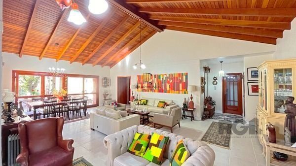 Casa em Porto Alegre, no bairro Nonoai, com 4 dormitório(s), à venda.