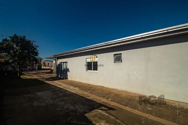 Casa em Porto Alegre, no bairro Vila Nova, com 6 dormitório(s), e 6 banheiros, à