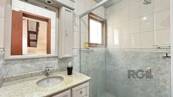 Casa em Porto Alegre, no bairro Ipanema, com 3 dormitório(s), à venda.