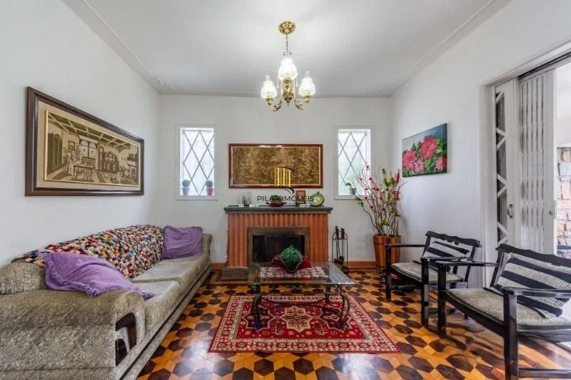 Belíssima casa de esquina, em estilo colonial com 277m2 de área privativa, terreno com 1014m2, 4 dormitórios e 3 suítes.