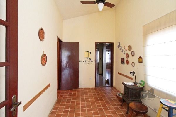 Casa em Porto Alegre, no bairro Guarujá, com 3 dormitório(s), à venda.