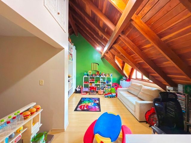 Casa em Condominio fechado com 4 dormitórios e 1 suíte.