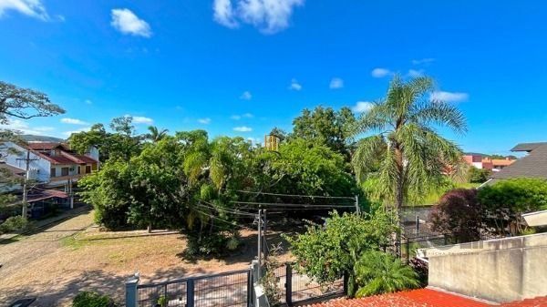 Casa em Porto Alegre, no bairro Ipanema, com 3 dormitório(s), e 3 banheiros, à v
