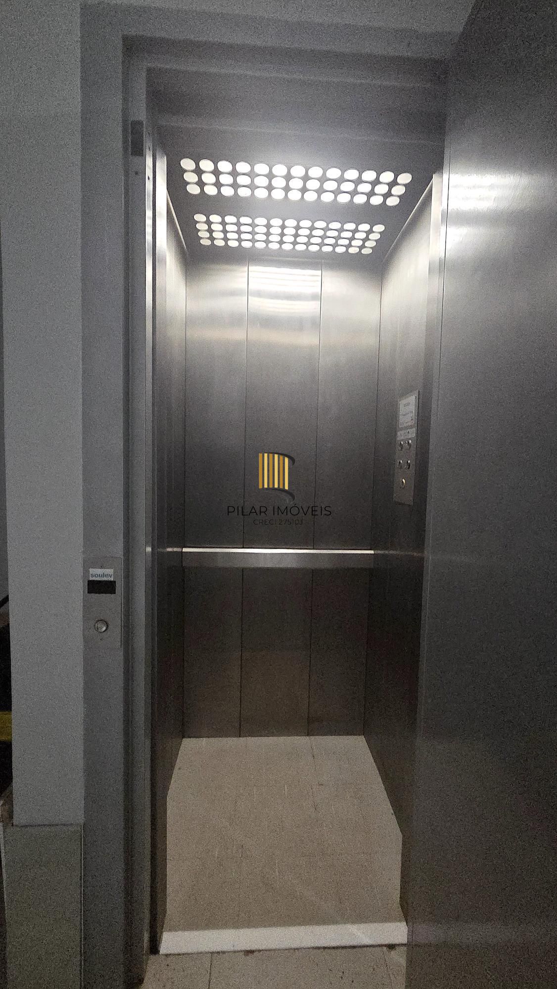 Excelente casa em condomínio fechado, com 252 m² de área privativa, com 4 dormitórios, 1 suíte e 2 vagas de garagem.