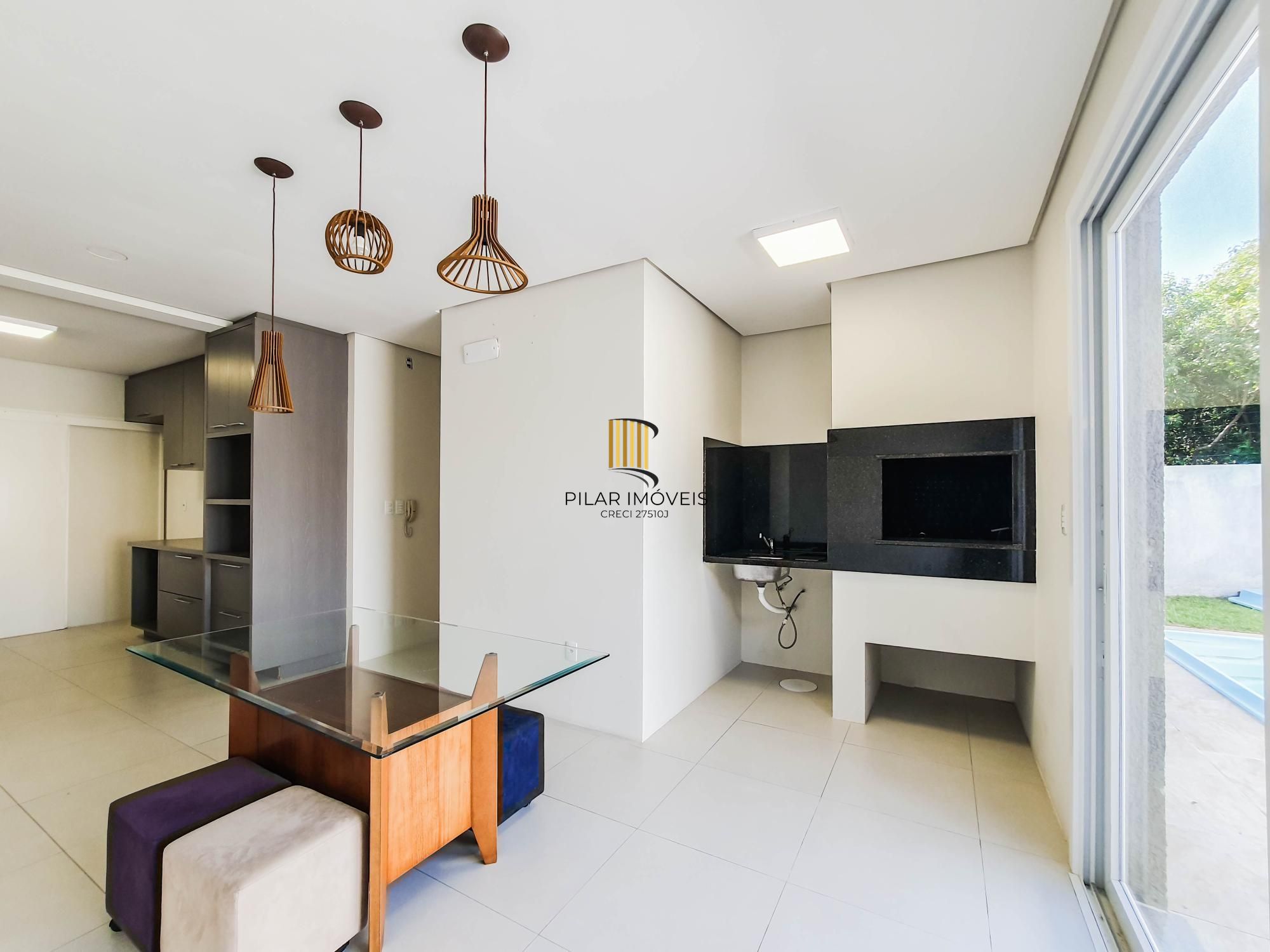 Linda casa Térrea em Condomínio, 3 suítes, 3 vagas cobertas, pátio com Piscina!