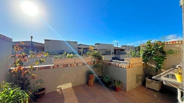 Casa Condominio em Porto Alegre, no bairro Guarujá, com 2 dormitório(s), e 2 ban