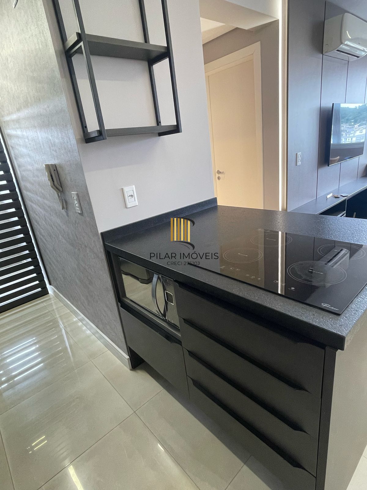 Apartamento com 1 dormitório e 1 vaga garagem á venda no Bairro Azenha.