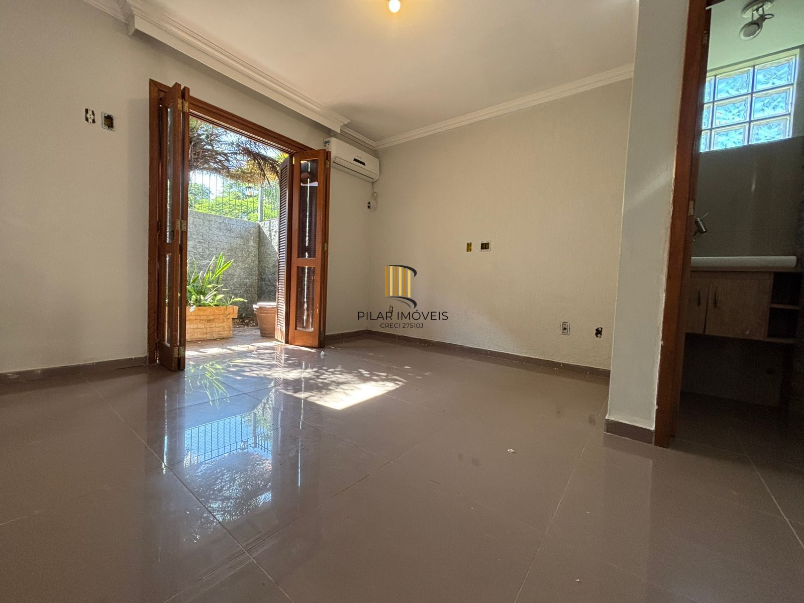 Resodência com 4 dormitórios em condomínio com Energia Solar Privativa.