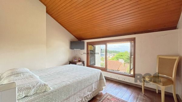 Casa em Porto Alegre, no bairro Ipanema, com 3 dormitório(s), à venda.